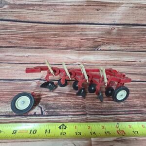Ertl 1/16 scale die-cast/plastic International IH 4 bottom plow parts/repair red